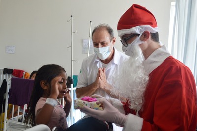 Lions e Leo Clube de Laranjeiras do Sul levam alegria e presentes a crianÃ§as hospitalizadas 